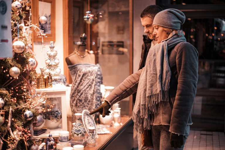 Caminhada de Natal encantadora em Delft com a Praça do Mercado Histórico