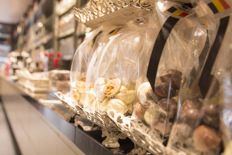 Bruges: Walking Tour, praline, Canal Cruise, and Burger Meal