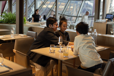 París: Almuerzo en la Madame Brasserie de la Torre EiffelMenú Madame con bebidas: centro del restaurante