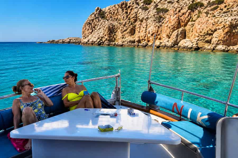 Lindos, Pefkos: All-Inclusive-Bootsfahrt mit Schwimmen zu 3 Buchten. Foto: GetYourGuide