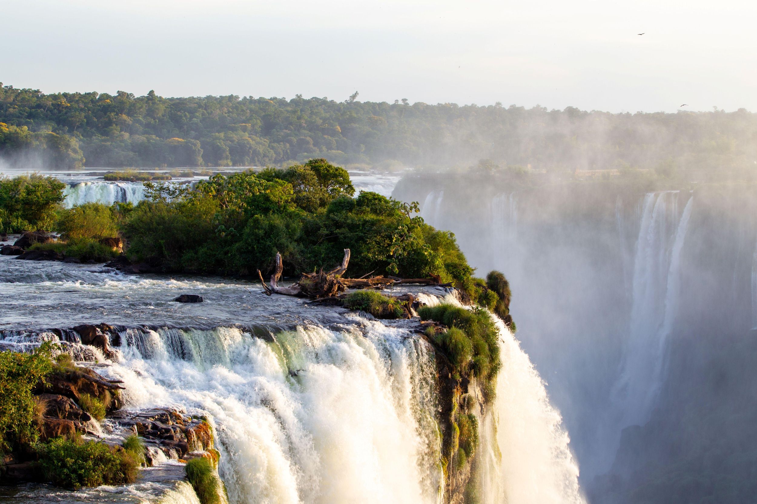 Iguazu-Wasserfälle: Argentinien und Brasilien Sonnenuntergang am selben Tag