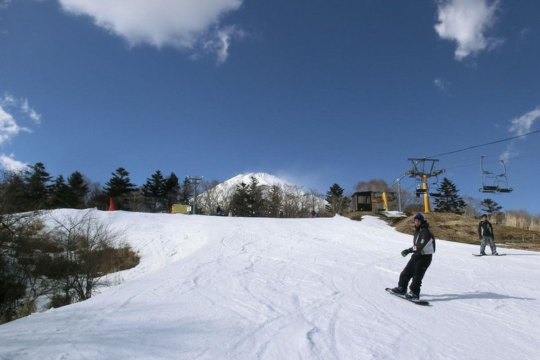 Depuis Tokyo : Excursion d&#039;une journée au Fuji Mountain Ski et Hot SpringForfait complet de ski à la gare de Tokyo.