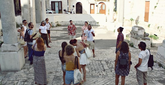 Bari Vecchia: Group Tour in Italian with Folklore & Stories