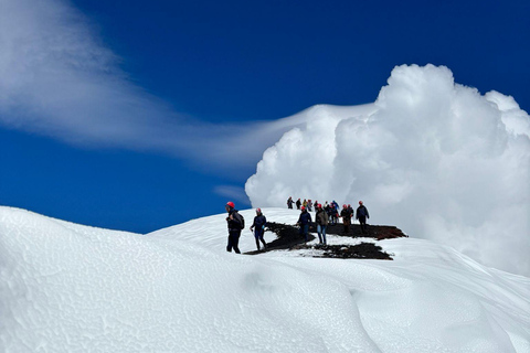 Etna in winter: hike to 3000 meters with cable car and guide