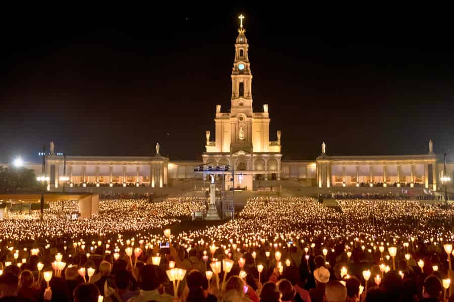 Von Lissabon: Fátima bei Nacht – Erlebnis der Kerzenprozession. Foto: GetYourGuide Von Lissabon: Fátima bei Nacht – Erlebnis der Kerzenprozession. Foto: GetYourGuide