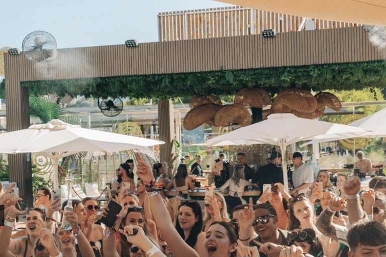 Kavos: Party Passport con 3 discoteche e feste in piscinaKavos: Pass per le feste con 3 discoteche e feste in piscina