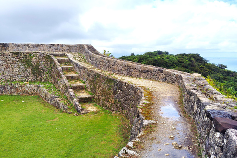Okinawa: tour del castello di Nakagusuku, panorami e leggende (1,5 ore)Okinawa: tour panoramico e leggende del castello di Nakagusuku (1,5 ore)