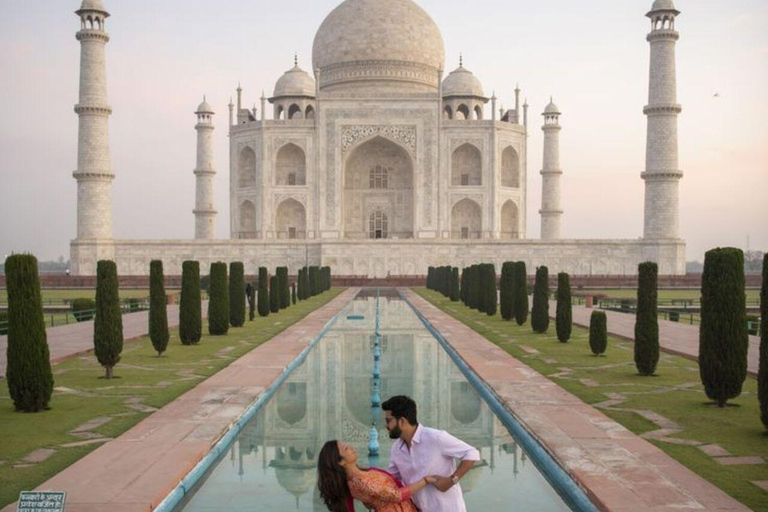 Agra: Taj Mahal-Tour ohne Anstehen mit einer weiblichen ReiseführerinAll-Inclusive-Taj-Mahal-Tour mit weiblicher Reiseleiterin