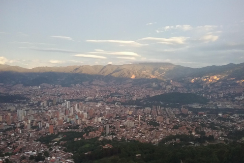 Survol de Medellín, du centre-ville, du déjeuner des métrocables et de la Comuna 8Survol de Medellín, déjeuner traditionnel au centre-ville et Comuna 8