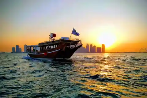 Doha: Sonnenuntergangs-Dhow-Kreuzfahrt mit Blick auf die Wolkenkratzer