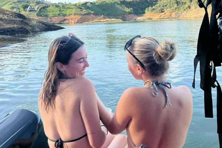 Medellín: Guatape Tour + Bootfeest