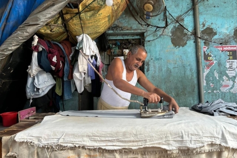 "Barriada de Dharavi: Un viaje guiado con un guía local"Dentro de la barriada de Dharavi: Una experiencia guiada con un guía local