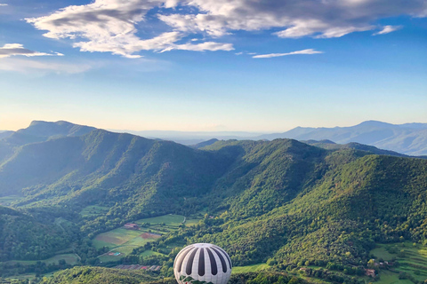 Balloon flight in la Garrotxa with transfer from Barcelona