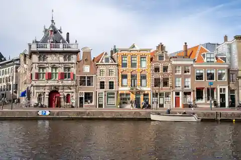 Haarlem: Tulip Boat Canal Cruise incl. Welcome Drink