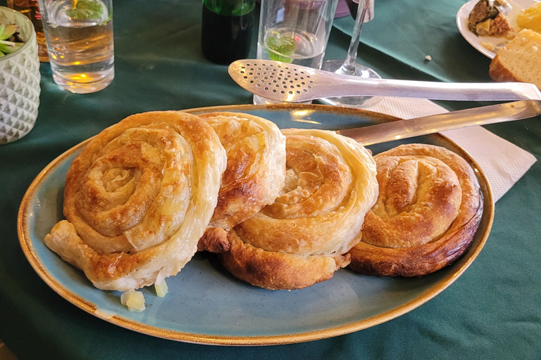 Clase de cocina tradicional bosnia en MostarClase Magistral de Burek: Enrollar, Rellenar, Hornear