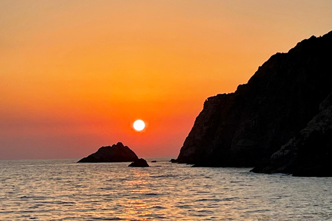 Au départ de Sagone/Cargèse : Excursion en bateau au coucher du soleil pour découvrir les grottes marines et faire de la plongée avec masque et tuba.Calanques du coucher de sol