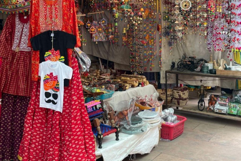 Delhi: tour de compras privado y personalizado con una guía femeninaDelhi: tour de compras personalizado con una asesora