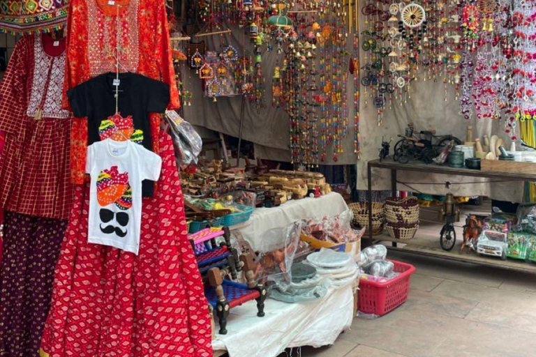 Delhi: tour de compras privado y personalizado con una guía femeninaDelhi: tour de compras personalizado con una asesora