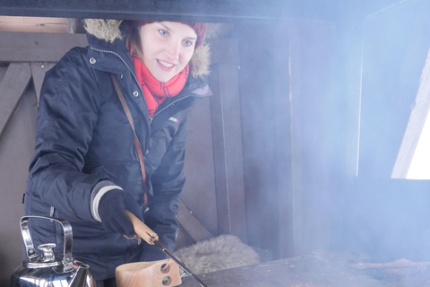 Desde Helsinki, experiencia de pesca en hielo con comida y bebida.