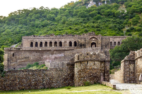 Jaipur: Całodniowa wycieczka krajoznawcza samochodem z przewodnikiemWycieczka całodniowa tylko z przewodnikiem (bez samochodu i kierowcy)