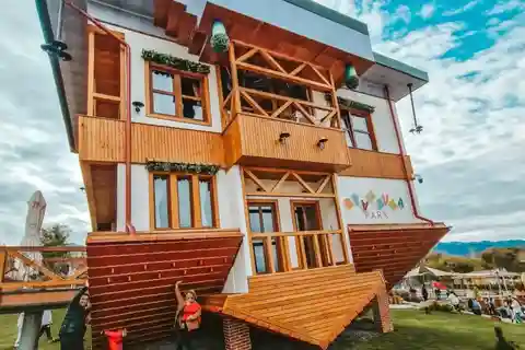 Fra Sibiu: Brukenthal-paladset og det omvendte hus i Avrig