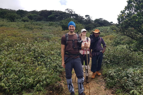 纳克尔斯峰探险和希洛亚村露营 2 日游
