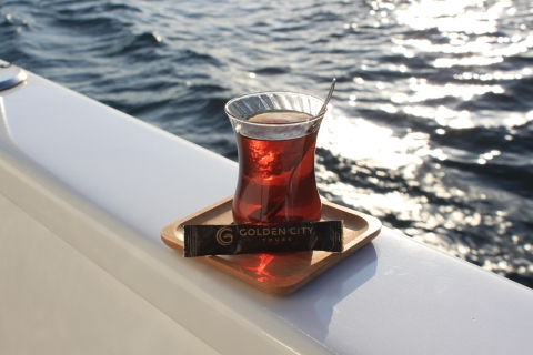 Estambul: Crucero privado en yate por el Bósforo con aperitivosEstambul: Crucero privado en yate por el Bósforo RIier con aperitivos