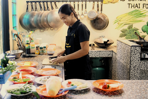 Autentyczne tajskie gotowanie z Pui w Khao LakLekcja gotowania autentycznych tajskich dań w Khao Lak Pui