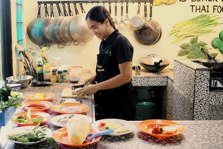 Autentyczne tajskie gotowanie z Pui w Khao LakLekcja gotowania autentycznych tajskich dań w Khao Lak Pui