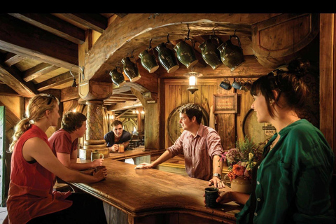 Auckland: Hobbiton& Waitomo private Tour with Hotel Pickup