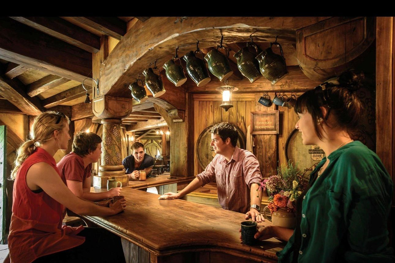 Auckland: Hobbiton& Waitomo private Tour with Hotel Pickup