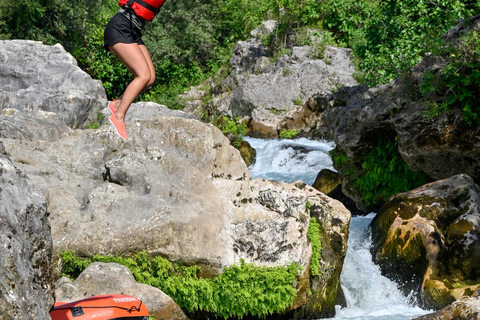 Da Spalato: Rafting, esplorazione di grotte, salto dalle scogliere con picnic