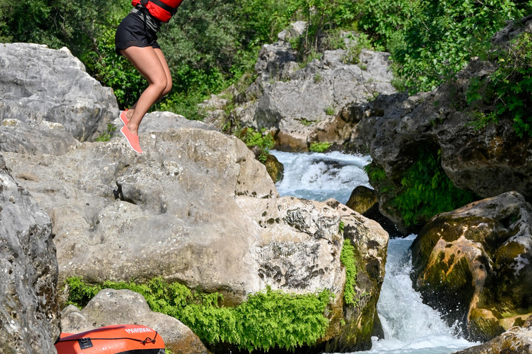 Da Spalato: Rafting, esplorazione di grotte, salto dalle scogliere con picnic