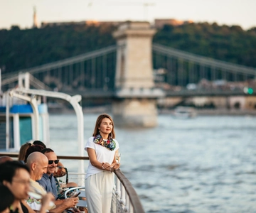Budapest: Evening Cruise including Drinks and Live Music