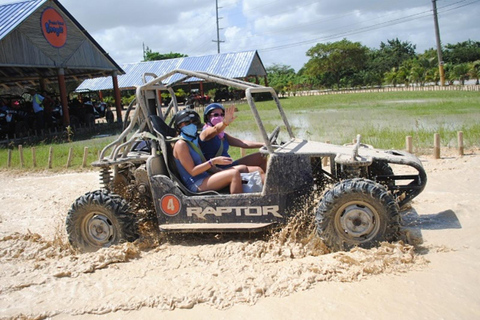 buggy ride through the Dominican countrysideBuggyfahrt durch die dominikanische Landschaft