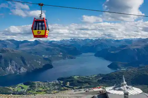 Ålesund: Fjordkryssning och gondoltur i bergen