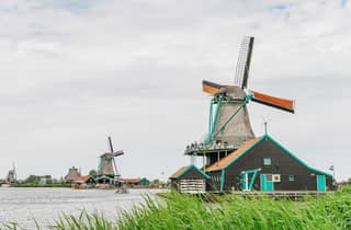 Amsterdam: Volendam, Edam und Zaanse Schans – zweisprachige Tour
