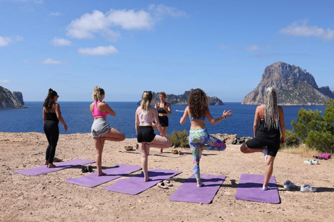 Avventura privata di Es Vedra YogaIbiza Yoga: esperienza privata di yoga magico a Es Vedra