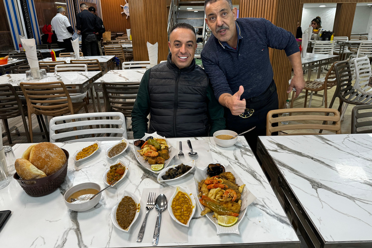 Visite nocturne de la ville de Marrakech et dîner traditionnel marocain