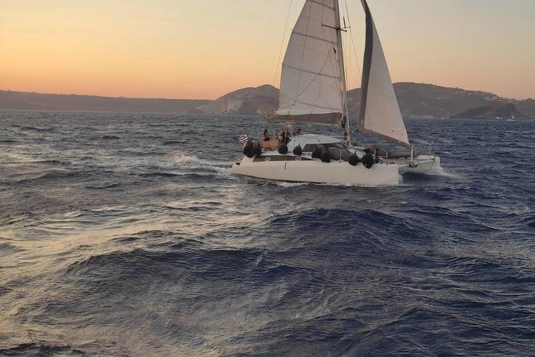 Santorini:Catamaran: private cruise with food &amp; drinksSantorini: private catamaran cruise with food &amp; drinks