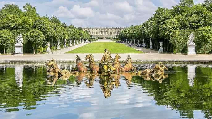 Desde París: palacio de Versalles y acceso a los jardines