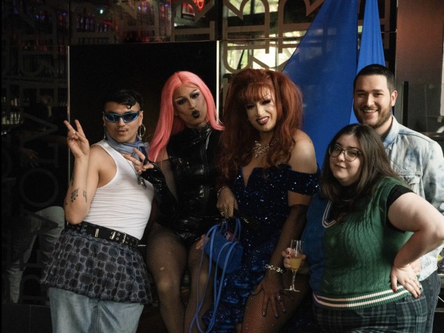 Visit West Hollywood Fabulous Drag Queen Night Out with Drinks in Los Angeles