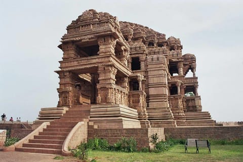 Gwalior: 2-Day Guided Tour with Fort and Palace Entry