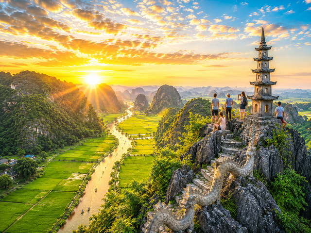 Ninh Bình: Tràng An Bootsfahrt, Bich Dong, Mua-Höhle bei Sonnenuntergang
