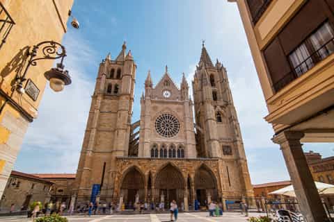 León: Cathedral Walking Tour of Exterior and Interior