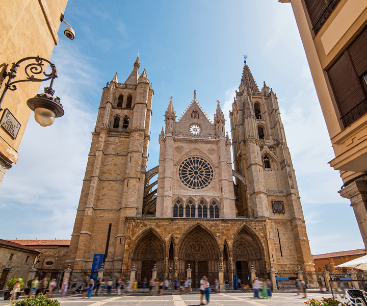 León: Exterior and Interior Cathedral Walking Tour