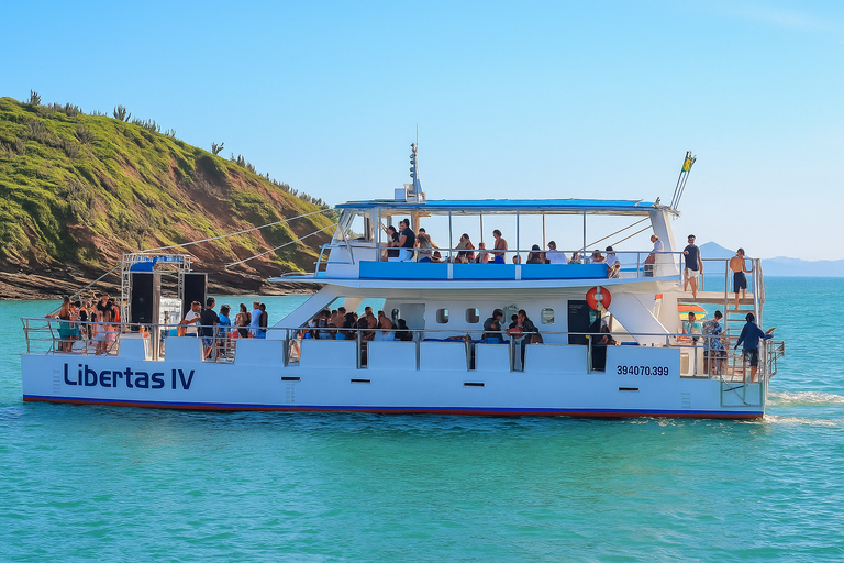 Rio de Janeiro: Exclusive catamaran ride and lunch included. Rio - Búzios Day Trip: exclusive catamaran ride and lunch included.