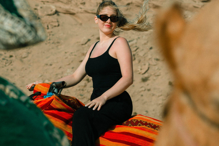 Expérience dans le désert de Timlalin au coucher du soleil, balade à dos de chameau et spectacle de feuExpérience au coucher du soleil dans le désert de Timlalin, balade à do