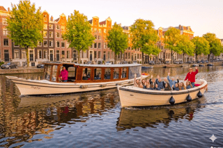 Amsterdam: 90-minütige Bootsfahrt mit ortskundigem Guide & niederländischen Snacks