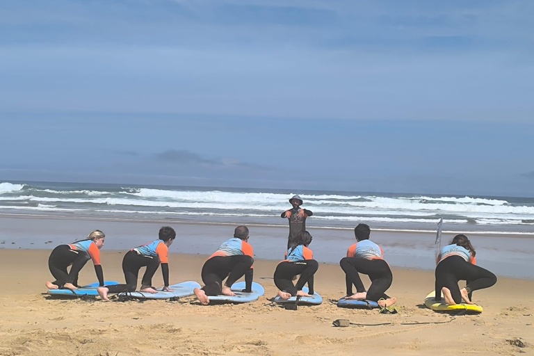 Algarve : cours de surf en petit groupe avec instructeurAlgarve : cours de surf en petit groupe avec un instructeur